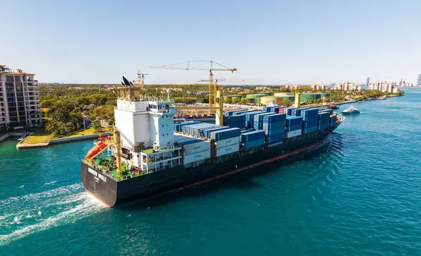 Miami, Florida, ABD - 20 Mart 2025: kargo gemisinde nakliye konteynırı. Kargo gemisi. Miami limanı. Konteyner gemisi. Miami 'de konteynırlı Kargo Warnow Balina Limasol gemisi. Ticari gemi.
