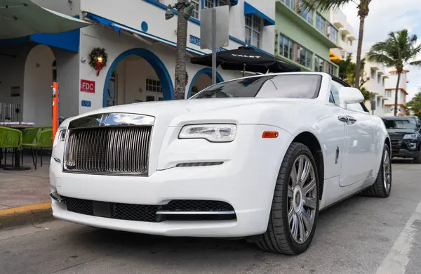 Miami, Florida, ABD - 4 Aralık 2024: 2016 Rolls Royce Dawn üstü açılabilir lüks Grand Tourer beyaz araba. Büyük turnuva arabası Rolls Royce Dawn. Araba Rolls Royce Dawn. Rolls Royce üstü açık, ön manzara..