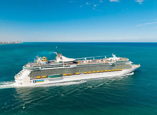 Miami, Florida, ABD - 21 Mart 2025: gemi limandan ayrılıyor. Deniz Gezisi Gemi Yolculuğunun Bağımsızlığı. Yaz tatilinde gemi turu. Royal Karayipler Uluslararası yolcu gemisi. Gemi turu..
