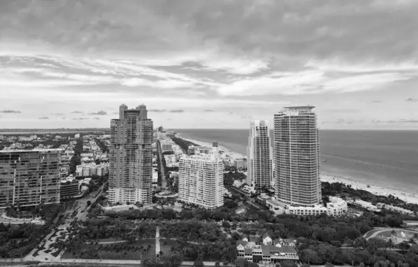 Miami Plajı 'ndaki gökdelenli şehir manzarası. Skyline marina havacılık şehri manzarası. Miami güney plajının şehir manzarası. Miami şehir merkezinde modern gökdelenleri olan Florida. Hava görüntüsü. Şehir merkezi.