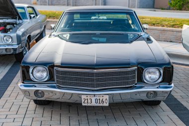 Park Ridge, Illinois, ABD - 18 Ağustos 2024: Chevy Monte Carlo. Otomobil fuarında park edilmiş siyah bir araba. Chevrolet Monte Carlo arabası. Chevrolet Monte Carlo 'nun siyah arabası.