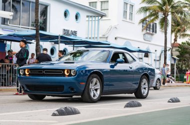 Miami, Florida, ABD - 07 Aralık 2024 Dodge Challenger SXT çift mavi araba. Lüks araba Dodge Challenger SXT. Açık havada koyu mavi Dodge Challenger SXT. Dodge Challenger SXT, yan görünüm.