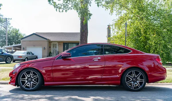 Park Ridge, Illinois, ABD - 25 Ağustos 2024: Mercedes Benz C 2014 otomobil. Mercedes Benz C tipi lüks bir araba. Mercedes Benz 'in arabası dışarıda park edilmiş. Mercedes Benz C, yan görünüm.