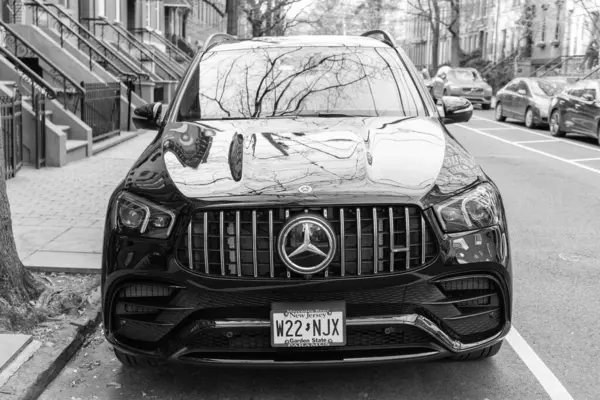 New York City, ABD - 31 Mart 2024: Mercedes-Benz GLE 350 araba açık hava, ön manzara.