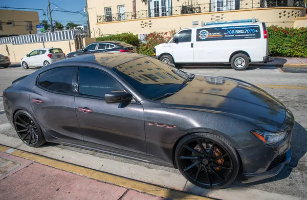 Miami, Florida, ABD - 06 Aralık 2024: Maserati Ghibli 2025 spor yara izi. Maserati Ghibli 'nin lüks spor arabası. Maserati Ghibli 'nin arabası dışarıda park edilmiş. Maserati Ghibli, köşe görünümü.