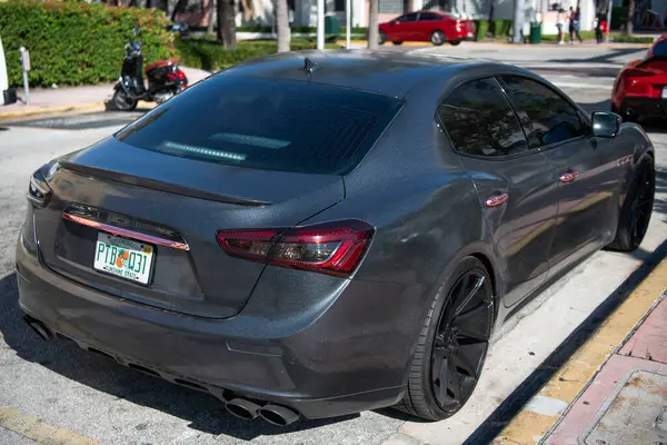 Miami, Florida, ABD - 06 Aralık 2024: Maserati Ghibli 2025 spor yara izi. Maserati Ghibli 'nin lüks spor arabası. Maserati Ghibli 'nin arabası dışarıda park edilmiş. Maserati Ghibli, köşe görünümü.