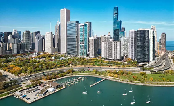 Sonbahar şehri parkı olan şehir manzarası. Chicago şehir manzarası gökyüzü mimarisi. Gökdelen manzarası. Chicago şehir marinası. Chicago şehir merkezi ve marina silueti. Sonbahar şehri manzarası. Hava görünümü.