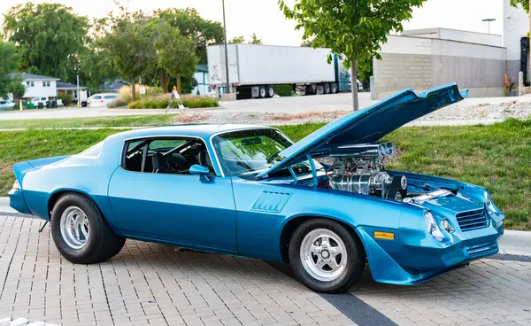 Park Ridge, Illinois, ABD - 22 Ağustos 2024: Chevrolet Camaro Z28 eski araba. Chevrolet Camaro Z28 'in mavi arabası. Chevy Camaro. Otomobil fuarında açık motorlu Retro elektrikli mavi araba, köşe görünümü.