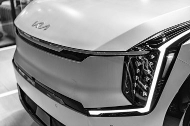 New York City, ABD - 27 Mart 2024: Kia EV9 elektrikli taşıt New York Uluslararası Otomobil Fuarı, yakın görüş.