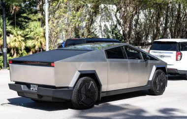 Miami, Florida, ABD - 16 Aralık 2024 Tesla Cybertruck elektrikli kamyonet vagonu. Tesla Cybertruck 'ın elektrikli arabası. Tesla Cybertruck 'ın arabası dışarıda park edilmiş. Tesla Cybertruck, köşe manzaralı..