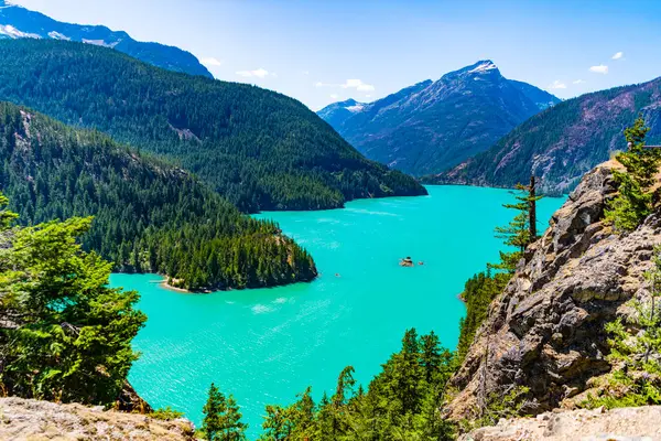 Dağ tepesi ve Diablo gölü manzarası. Doğa manzarası. Kuzey Cascades Ulusal Parkı 'ndaki Diablo Gölü. Göl manzaralı doğa manzaralı. Dağ manzaralı Diablo gölü. Diablo vahşi doğası.