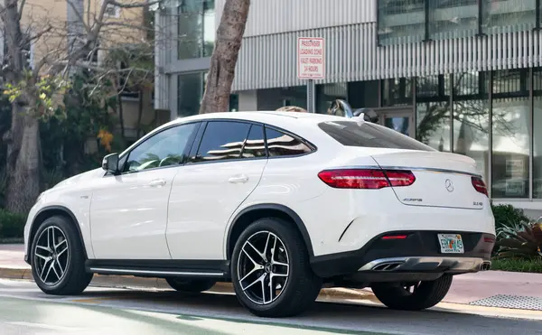 Miami, Florida, ABD - 17 Aralık 2024 Mercedes Benz GLE coupe. Mercedes Benz GLE tipi lüks bir araba. Beyaz Mercedes Benz GLE dışarıda park edilmiş. Mercedes Benz GLE, köşe görünümü.