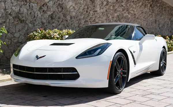 Miami, Florida, ABD - 16 Kasım 2024 Chevrolet Corvette Stingray, ön manzara. 2016 Chevrolet Corvette Stingray beyaz araba. Lüks araba Chevrolet Corvette Stingray. Chevy Corvette dışarıda park halinde..