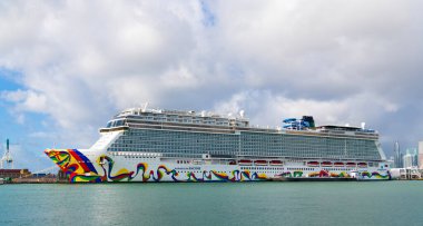 Miami, Florida, ABD - 03 Kasım 2024: Norveç yolcu gemisi yolculuğu. Yaz tatilinde gemi turu. Norveçli gemi şirketi. Gemi turu ve deniz seyahati. NCL Gemisi.