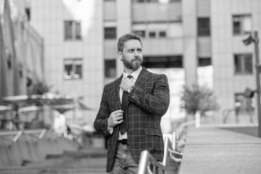 Resmi takım elbiseli bir iş adamı. Takım elbiseli zengin adam. Finansal bölge. Dışarıda başarılı bir iş adamı. İş görüşmelerinden sonra şehirde başarılı bir iş adamı. İş adamının iş başarısı. Yetenekli avukat..