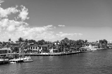 Yaz cennetinde tatil. Lüks bir ev. Florida 'daki körfeze git. Tropikal bir evde yaz tatili. Yat iskelesi olan lüks bir yazlık villa. Manzaralı şehir manzarası.