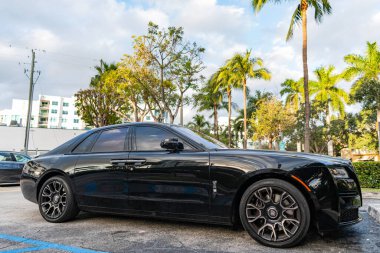 Miami, Florida, ABD - 08 Aralık 2024 2017 Rolls-Royce Hayalet Rozet arabası. Lüks araba 2022 Rolls-Royce Hayalet Kara Rozet. Araba 2022 Rolls-Royce Hayalet Kara Rozet. 2022 Rolls-Royce Hayalet Kara Rozet, yan görüş.
