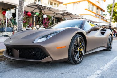 Miami, Florida, ABD - 3 Aralık 2024: Ferrari 488 GTB spor araba. Lüks spor araba Ferrari GTB. Araba gri mat Ferrari GTB dışarıda park halinde. Ferrari 488 GTB, köşe görünümü.