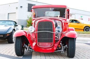 Park Ridge, Illinois, ABD - 22 Ağustos 2024: Ford model 1927 üstü açılır araba. Ford A modelinin klasik arabası. Klasik Ford A model açık hava modeli. Kırmızı Retro araba otomobil fuarında park edilmiş, köşe manzaralı..