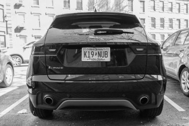 New York City, ABD - 31 Mart 2024: Jaguar E-Pace lüks araç dışarıda park edilmiş, arka manzara.