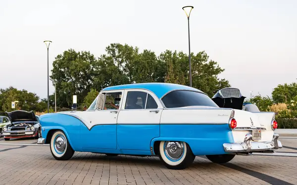 Park Ridge, Illinois, ABD - 22 Ağustos 2024: 1955 Ford Fairlane 'in klasik arabası. 1955 Ford Fairlane. Klasik açık hava. Otomobil fuarında park edilmiş Retro araba, köşe manzaralı. 1955 Ford Fairlane retro arabası.