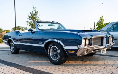 Park Ridge, Illinois, ABD - 21 Ağustos 2024: Oldsmobile 442 Cutlass açık hava. Otomobil fuarında eski araba, köşe manzaralı. Oldsmobile Cutlass Supreme 1971 retro araba. Oldsmobile 442 Cutlass 'ın klasik arabası..