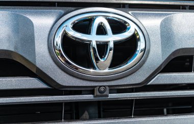 Park Ridge, Illinois, ABD - 16 Ağustos 2024: lüks araba markası Toyota. Toyota markasının otomatik araba logosu. Lüks araba markası logosu. Toyota bayii. Aracın önünde Toyota araba amblemi var..