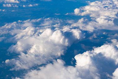 Bulutlu hava manzarası. Bulut ve bulutlu gökyüzü. Bulutlarla kaplı hava bulutlu manzarası. Hava bulutlu gökyüzü manzarası. Uçaktan bulutlu görüntü. Gökyüzü bulutlu. Bulutlu ufuk çizgisi.