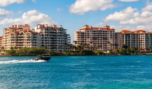 Fisher Adası Binası. Lüks motorlu tekne yatı. Yat marinaya gidiyor. Tekne ve yat gezisi. Lüks bir yaşam tarzı. Fisher Adası 'nda lüks bir binada yat. Yaz tatili. Romantik gün batımı.