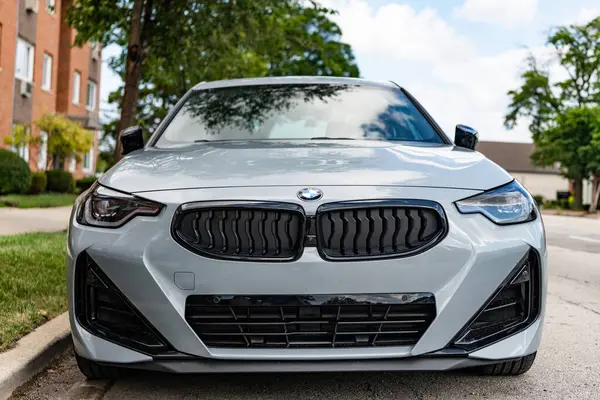 Park Ridge, Illinois, ABD - 18 Ağustos 2024: 2022 BMW M240 otomobil. BMW M240 model lüks bir araba. BMW M240 'ın arabası dışarıda park edilmiş. BMW M240, ön manzara.