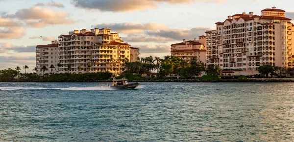 Yat marinaya gidiyor. Tekne ve yat gezisi. Lüks bir yaşam tarzı. Fisher Adası 'nda lüks bir binada yat. Yaz tatili. Fisher Adası Binası. Lüks motorlu tekne yatı. Turistik bölge.