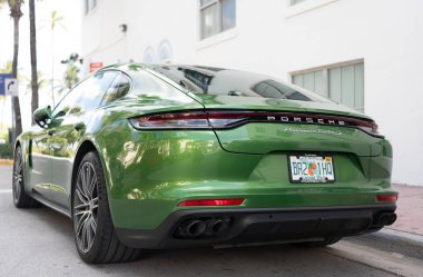Miami, Florida, ABD - 20 Aralık 2024: Porsche Panamera 2019 Gran Turismo spor fastback otomobil. Porsche Panamera 'nın lüks arabası. Porsche Panamera 'nın arabası dışarıda park edilmiş. Porsche Panamera, köşe görünümü.