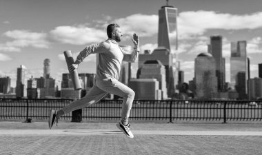 Manhattan 'da spor habercisi. New York 'a doğru koşan sporcu. Sporcu adam aktif giyinmek için koşuyor. Sporcu koşucu. Boşluğu kopyala.