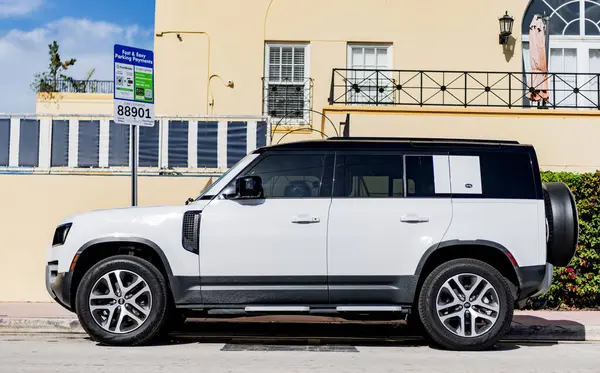 Miami, Florida, ABD - 17 Aralık 2024: 2025 Land Rover Defender SUV beyaz araba. Lüks arazi aracı Land Rover Defender. Açık havada park edilmiş beyaz Land Rover Defender arabası. Land Rover Defender, köşe görünümü.