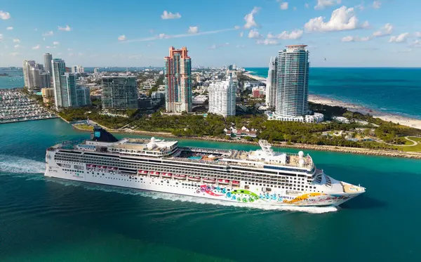 Miami, Florida, ABD - 27 Mart 2025 Norveçli Pearl Cruise gemisi yolculuğu. Yaz tatilinde gemi turu. Norveç yolcu gemisi. Gemi turu ve deniz seyahati. Gemi güney sahilinden geçiyor..