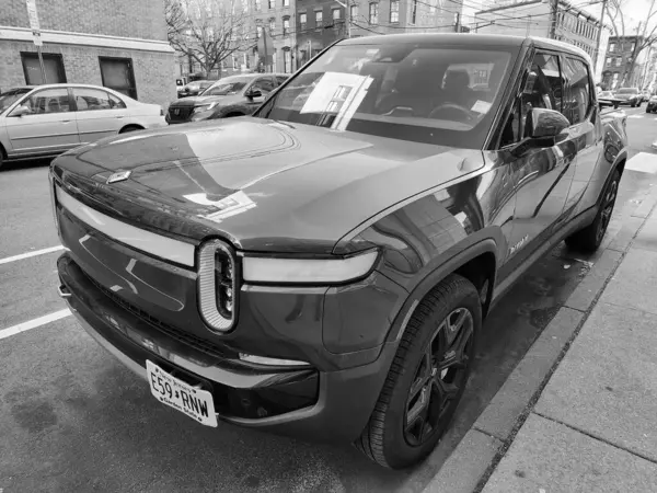 New York City, ABD - 29 Mart 2024 Rivian R1T elektrikli kamyonet aracı açık havada, köşe manzaralı.