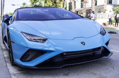 Miami, Florida, ABD - 05 Aralık 2024 Lamborghini Huracan üstü açık spor araba. Lüks Lamborghini Huracan. Araba Lamborghini Huracan açık havada. Lamborghini Huracan EVO, köşe manzaralı.