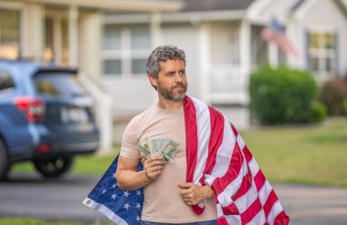 İspanyol adam ve Amerikan bayrağı. Amerika 'da vergi ödemek. Katma değer vergisi. Vergi sistemi. Vatansever adam. Amerikan bayrağı ve dolar parası olan adam. Enflasyon konsepti. Amerikan vergi politikası.