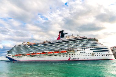 Miami, Florida, ABD - 23 Aralık 2024: gemi turu ve deniz yolculuğu. Gemi Miami limanından ayrılıyor. Sihirli Karnaval yolcu gemisi yolculuğu. Yaz tatilinde gemi turu. Karnaval yolcu gemisi.