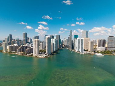 Miami şehir merkezinde, Florida 'da panoramik modern mimari. Miami ufuk çizgisi panoramik manzara. Brickell Key, ABD 'de gökdelenli şehir manzarası. Şehir merkezi Brickell Miami.