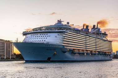 Miami, Florida, ABD - 24 Aralık 2024: Royal Karayipler Uluslararası Gemi Gemisi. Gemi turu. Deniz yolculuğu. Gün batımında gemi. Allure of the Seas yolcu gemisi seyahati. Yaz tatili gezisi.