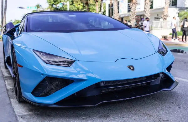 Miami, Florida, ABD - 05 Aralık 2024 Lamborghini Huracan üstü açık spor araba. Lüks Lamborghini Huracan. Araba Lamborghini Huracan açık havada. Lamborghini Huracan EVO, köşe manzaralı.