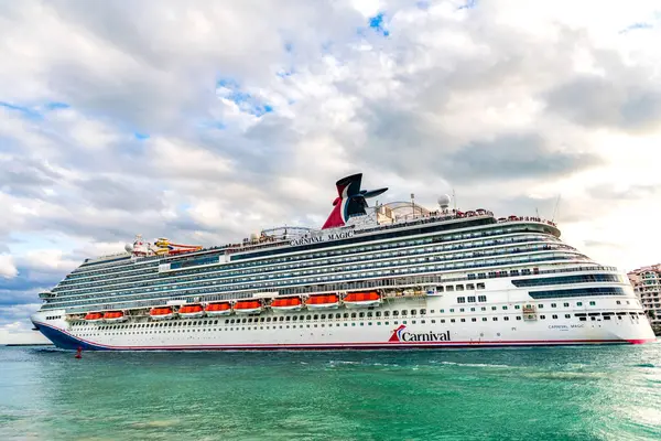 Miami, Florida, ABD - 23 Aralık 2024: gemi turu ve deniz yolculuğu. Gemi Miami limanından ayrılıyor. Sihirli Karnaval yolcu gemisi yolculuğu. Yaz tatilinde gemi turu. Karnaval yolcu gemisi.