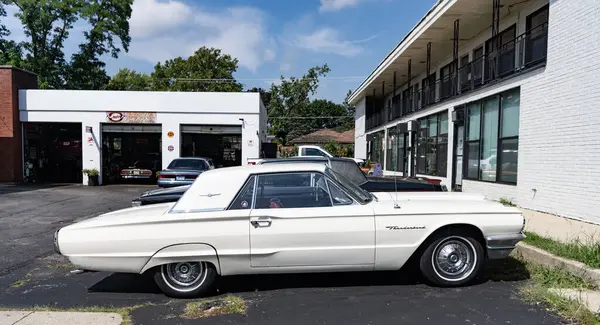 Park Ridge, Illinois, ABD - 29 Ağustos 2024: Ford Thunderbird 1964 retro araba. Ford Thunderbird 'ün lüks retro arabası. Ford Thunderbird 'ün arabası dışarıda park edilmiş. Ford Thunderbird, yan görünüm.