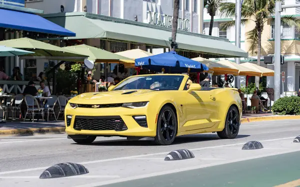 Miami, Florida, ABD - 24 Kasım 2024: araba sarı renkli Chevy Camaro açık hava. Chevrolet Camaro, üstü açık, köşe manzaralı. Chevrolet Camaro üstü açık sarı araba. Lüks araba Chevrolet Camaro..