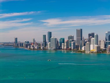 Şehir merkezinde bir gökdelen. Şehir manzarası silüeti. Miami 'deki Brickell binası. Brickell gökdelen ve gökdelen mimarisi. Şehir silüeti. Florida, Brickell Key 'den Miami' ye. Seyahat hedefi.