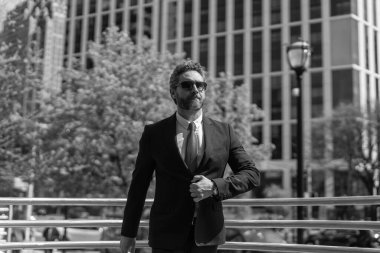 Üst düzey yönetici. Şehrin kendine güveni tam patronu. Finansal başarı. İş adamı dışarı çıktı. Şehirdeki iş adamı. Profesyonel CEO. Takım elbiseli bir iş adamı. Zengin adam kostümü ofise yürür. Mali öngörü.