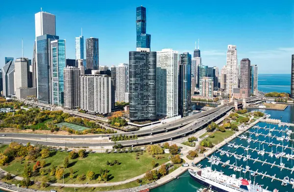 Chicago şehir parkı ve marina silüeti. Sonbahar şehri manzarası. Sonbahar şehri parkı olan şehir manzarası. Chicago şehir manzarası gökyüzü mimarisi. Gökdelen manzarası. Chicago şehir marinası..