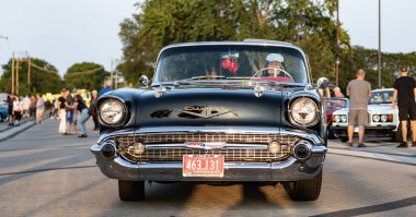 Park Ridge, Illinois, ABD - 22 Ağustos 2024: 1957 Chevy Bel Air üstü açık eski araba. Chevrolet Bel Air 'in siyah arabası. Chevy Bel Air. Otomobil fuarında park etmiş siyah bir araba..