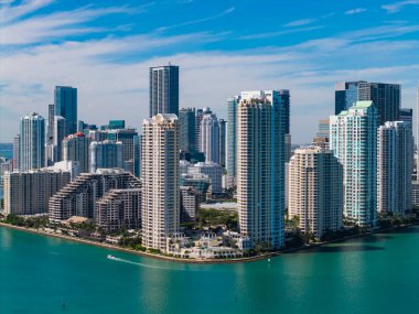 Miami şehir merkezinde. Gökdelen binası. Şehir merkezindeki şehir manzarası. Şehir mimarisi. Miami şehir merkezi silueti. Miami gökdelen şehri. Miami şehrinin ufuk çizgisi Brickell anahtarı. Florida 'ya git..